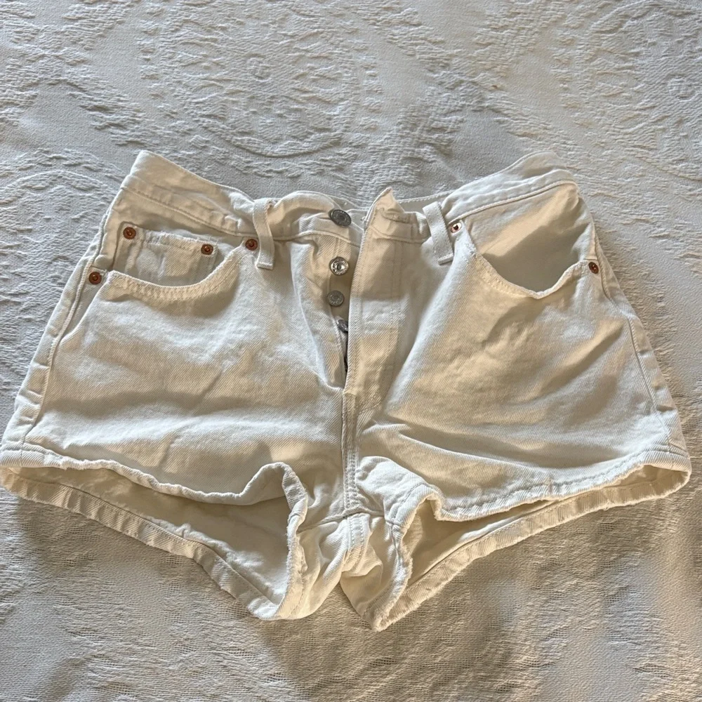 Levi’s Women's White Denim Button Fly Shorts Gently Loved W28